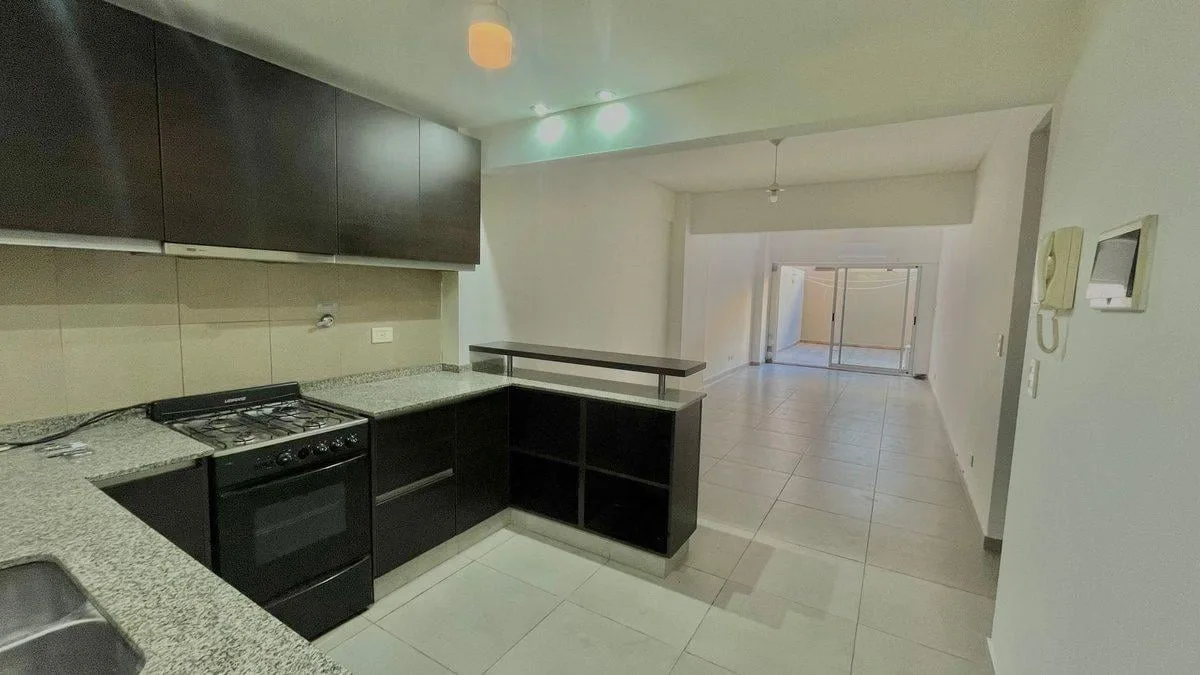 Квартира-студия в аренду в Flores с двориком