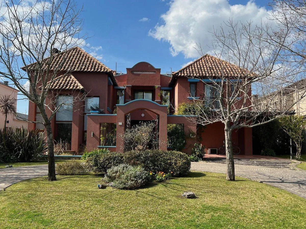 Furnished house with 5 en-suite bedrooms in Las Caletas, Nordelta