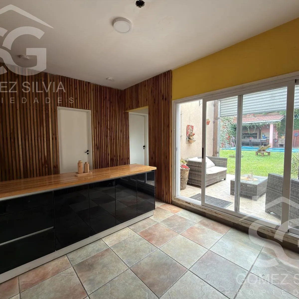 Alquiler Casa en Castelar, 4 Ambientes, 3 Dorm., Pileta, Fondo y Garaje