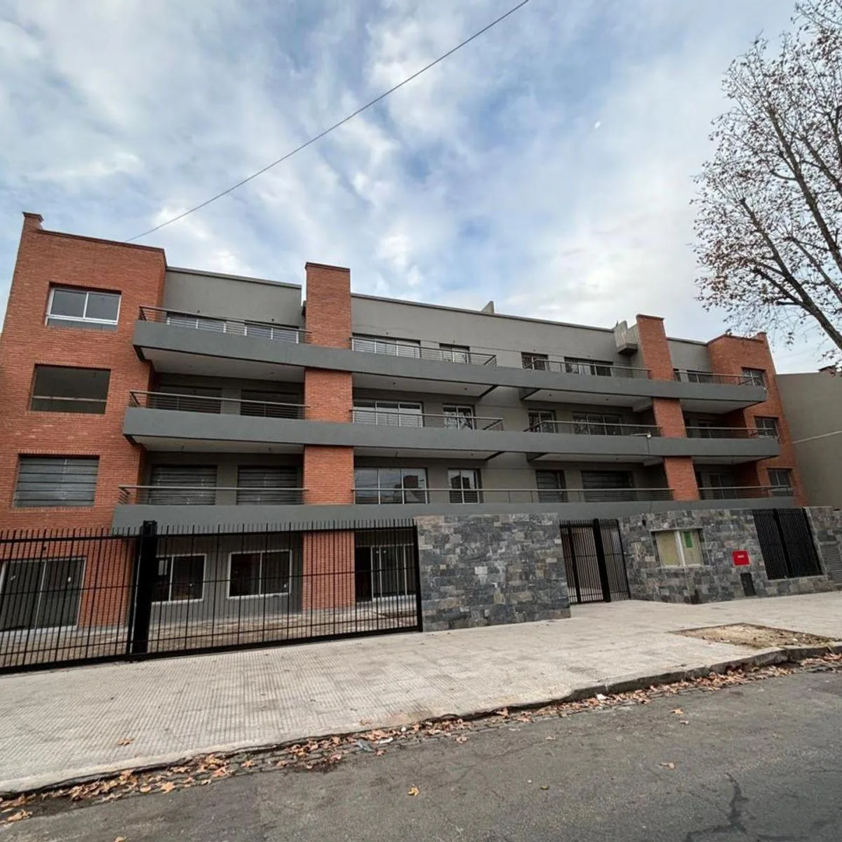 Departamento de 4 ambientes con 4 cocheras en Villa Luro