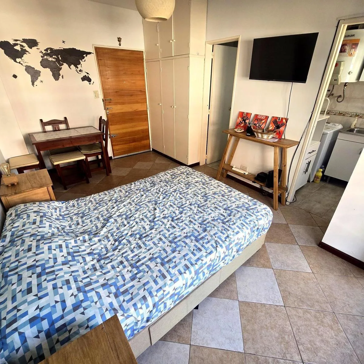 Kitnet mobiliada em Colegiales com varanda de frente