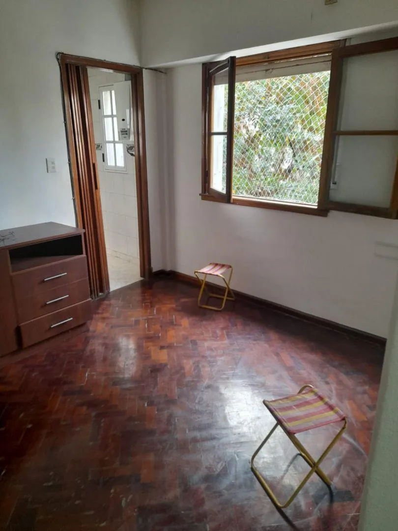 Departamento de 2 ambientes en Flores, 2° piso por escaleras