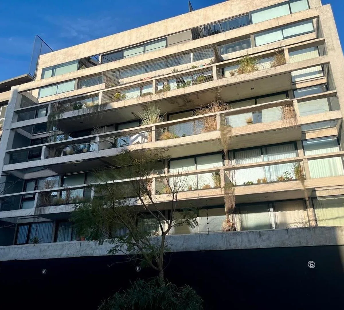 Kitnet novo de frente para o miolo em Morón