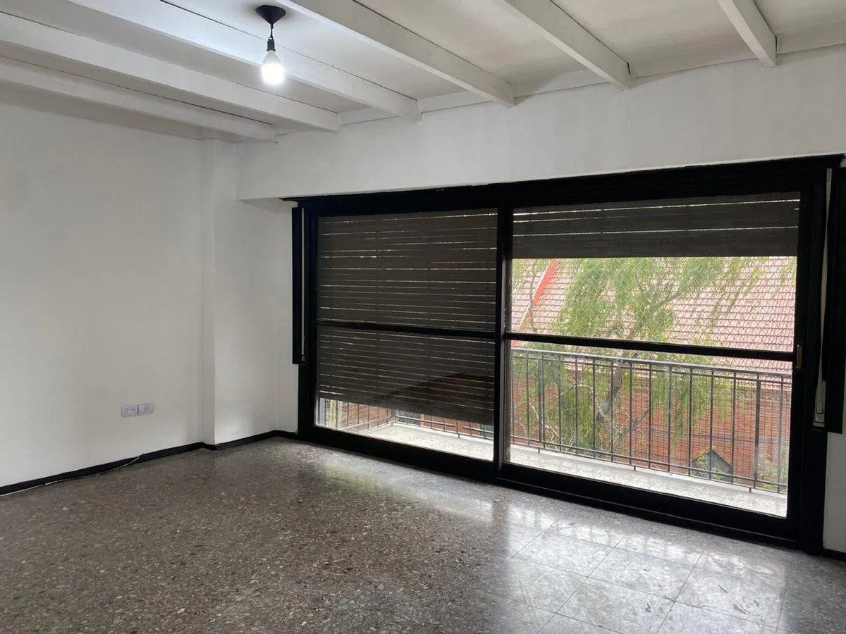 Departamento de 3 ambientes con balcón en Barracas