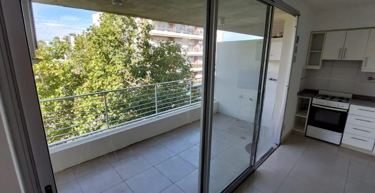 Apartamento meio andar de 3 ambientes com 2 quartos, varanda e vaga fixa em Monte Castro