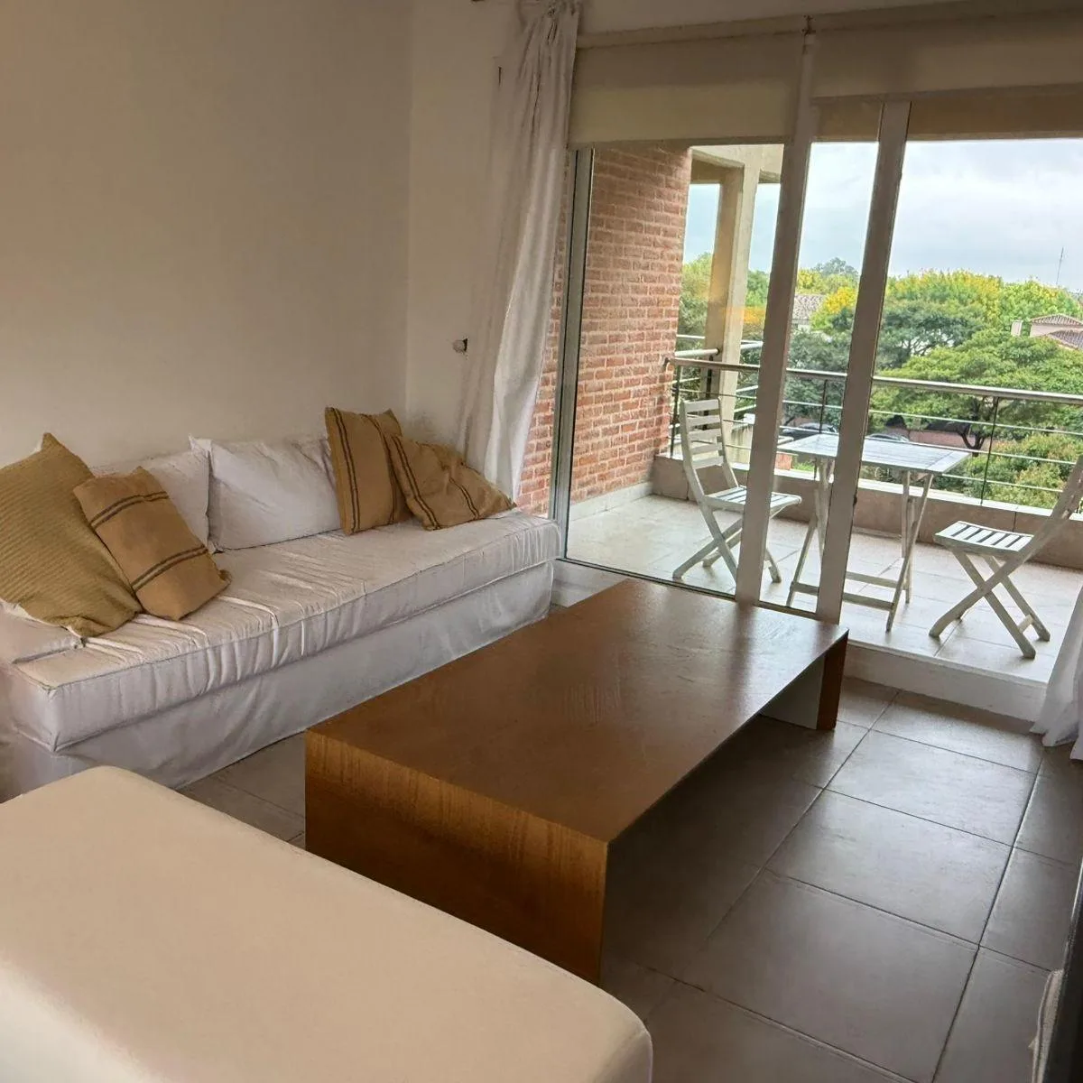 Two-room apartment in Almagro with balcony and parking