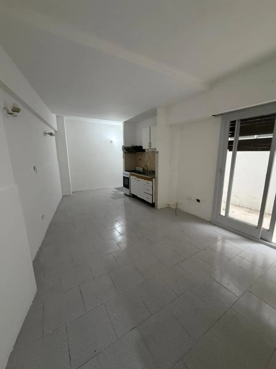 Monoambiente con patio en planta baja en Parque Chacabuco