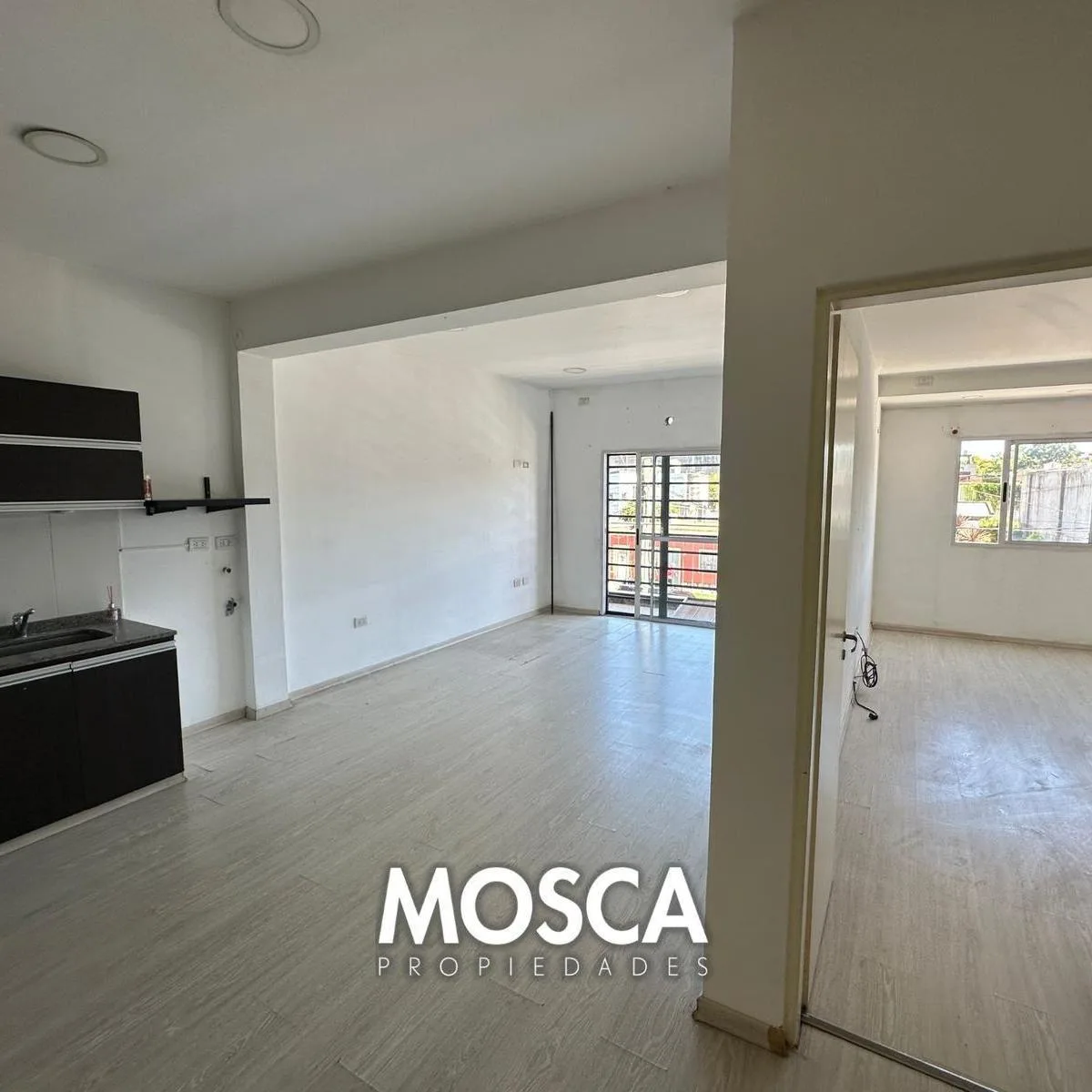 Departamento de 2 ambientes con balcón al frente en Moreno Centro