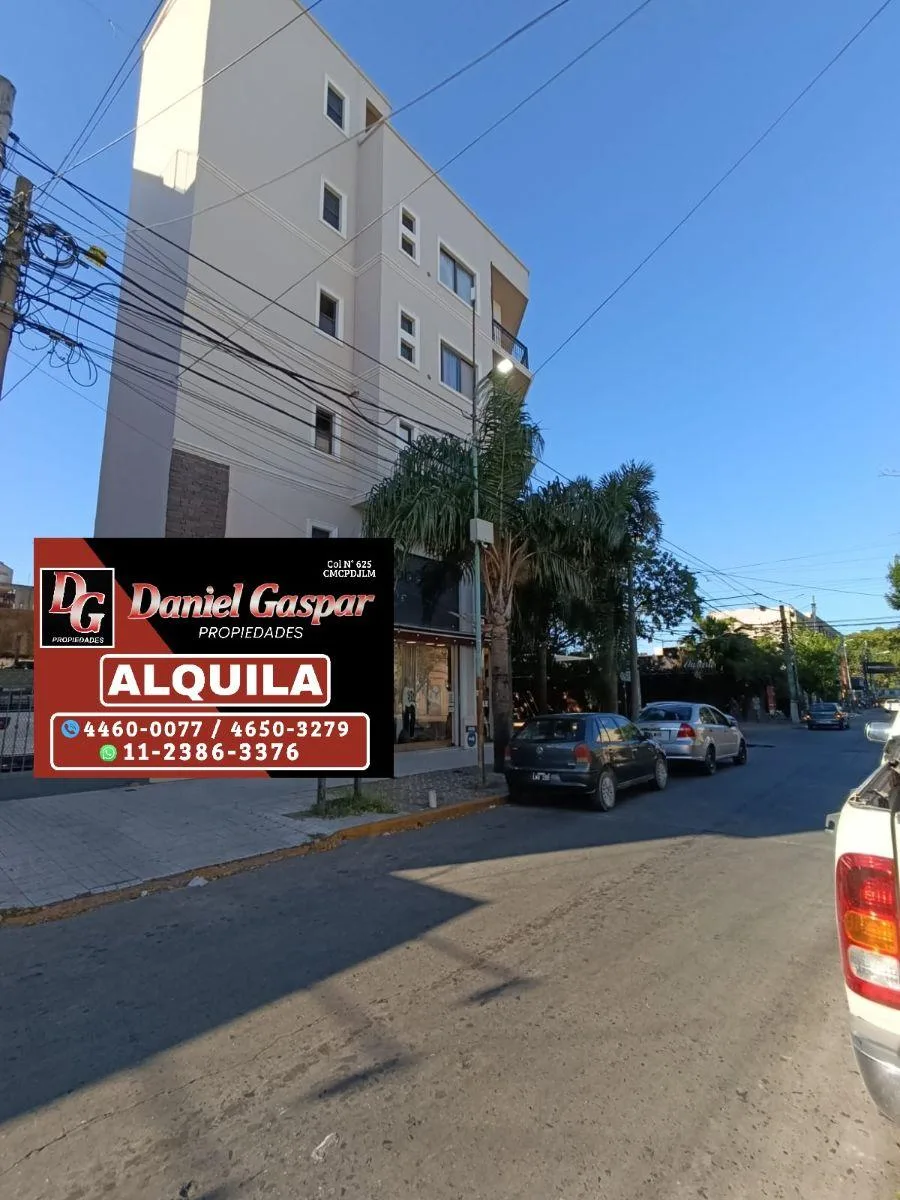 Ground-floor studio apartment on Maipú corner