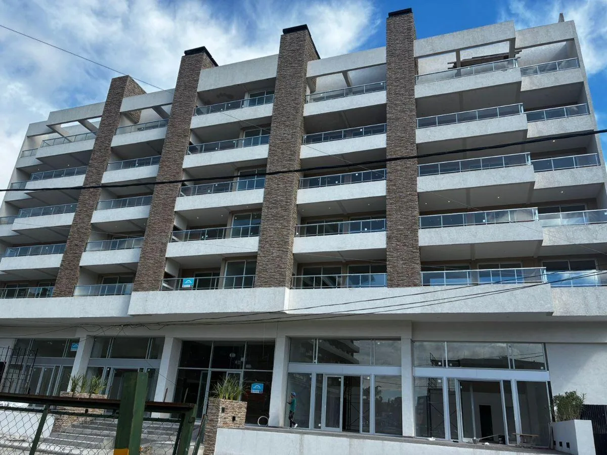 Apartamento de dois ambientes novo com terraço e churrasqueira em Ezeiza