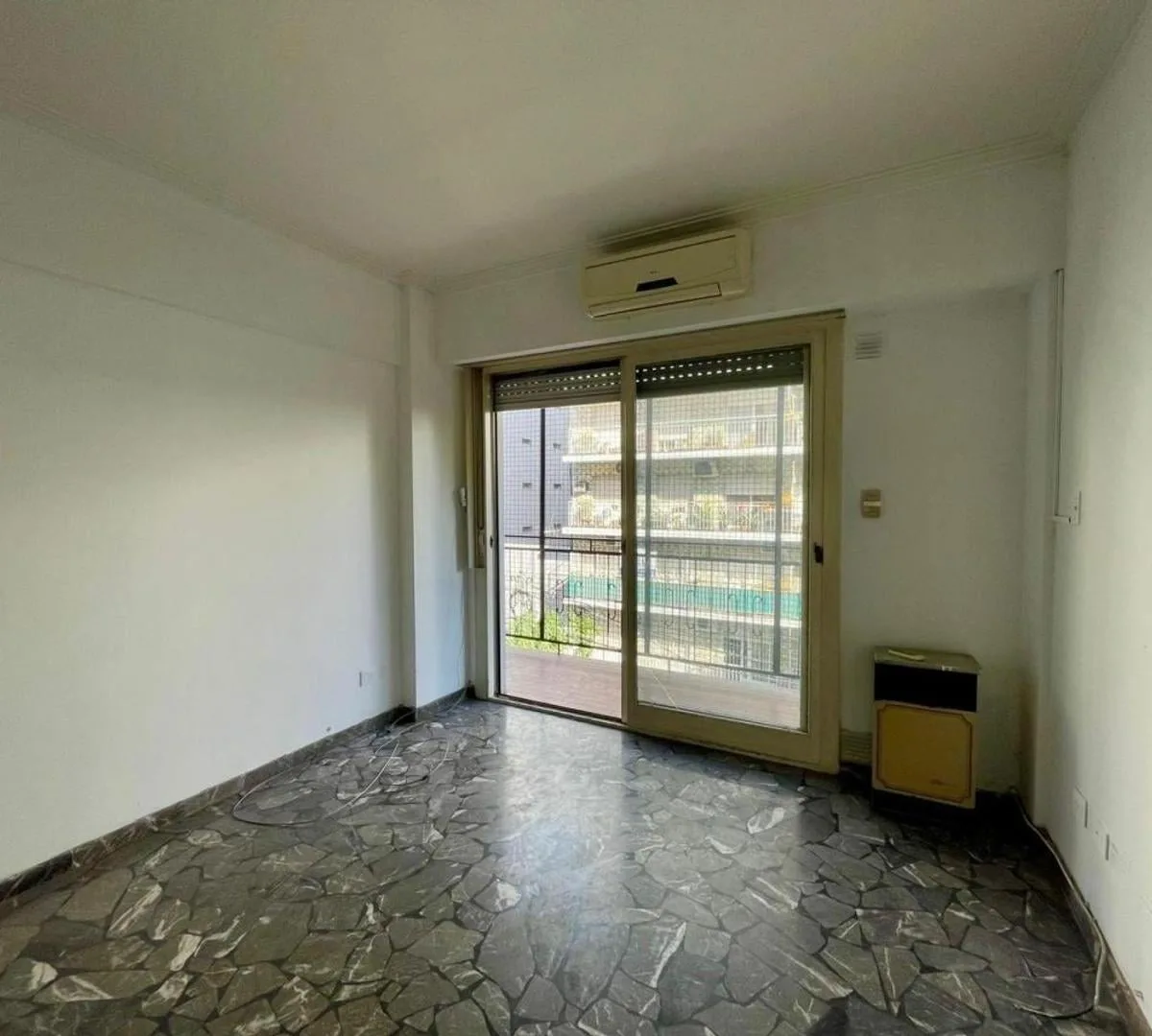 Трёхспальная квартира с комнатами для прислуги и (закреплённым) парковочным местом в Villa del Parque