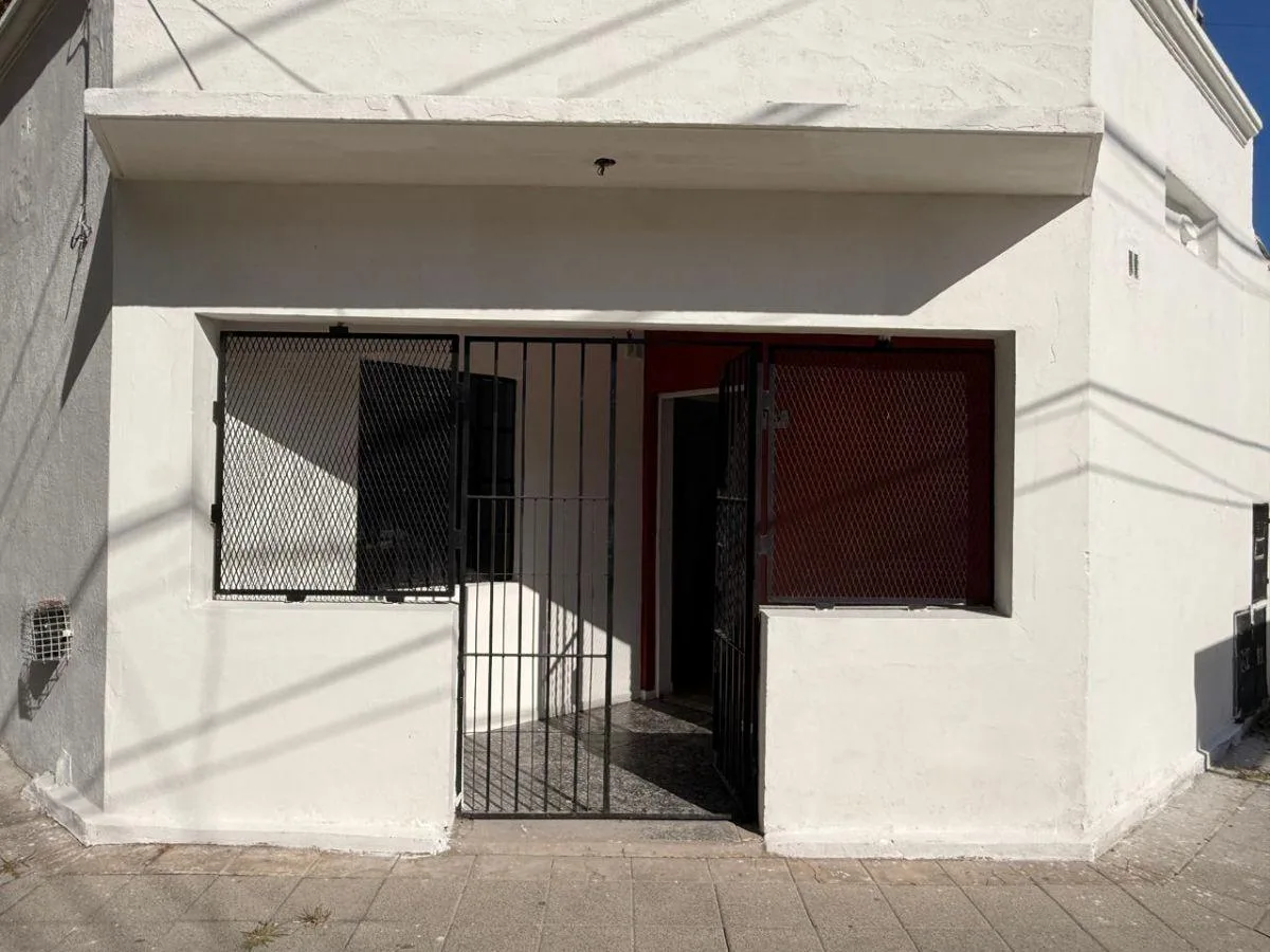 PH de 3 ambientes al frente con cochera y patio en Lomas de Zamora