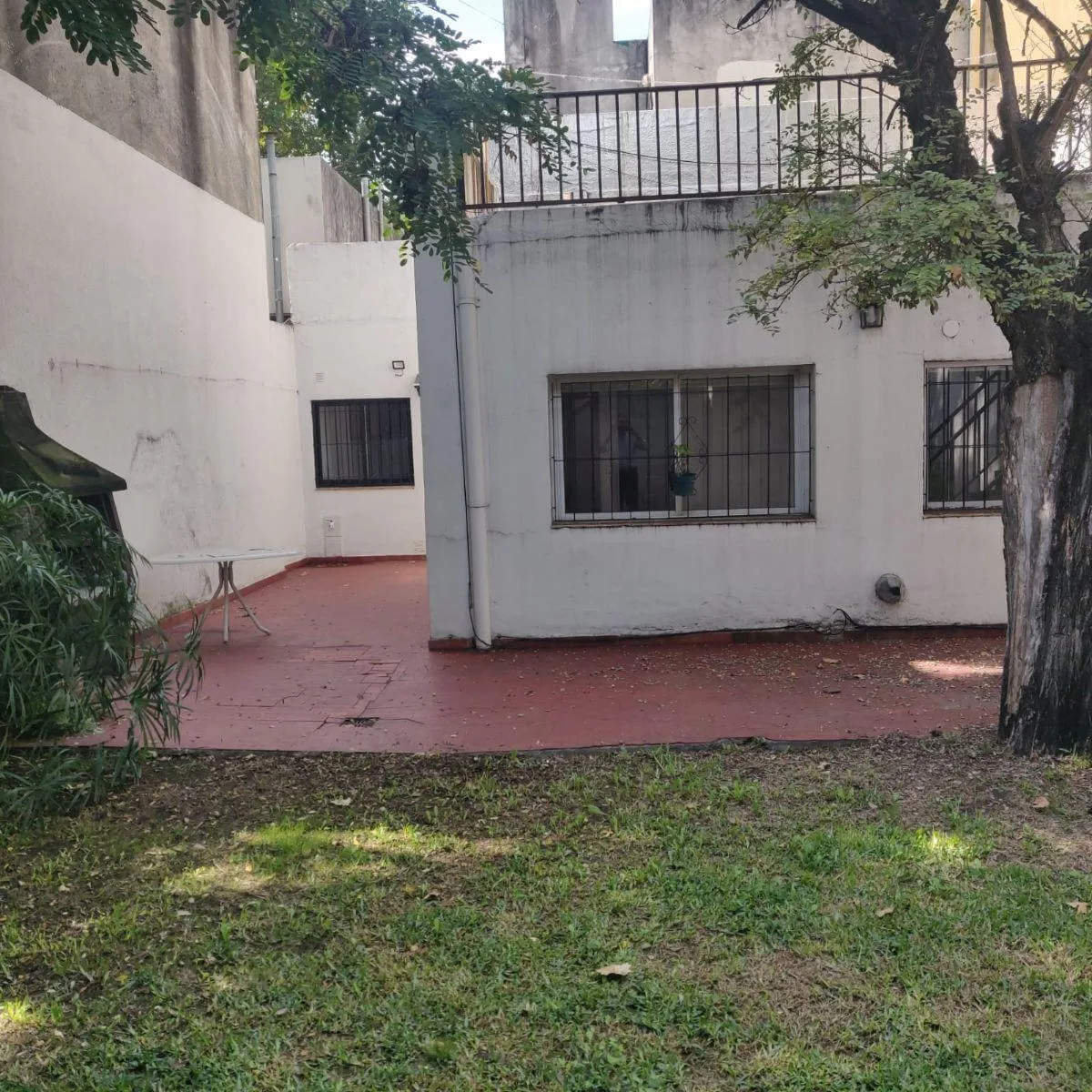 PH com 2 dormitórios, pátio e terraço em Morón