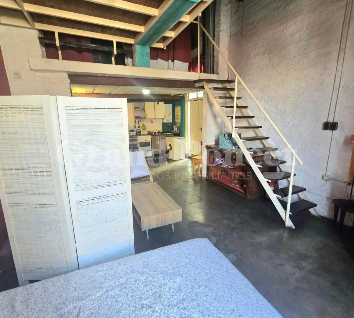 Loft amoblado con entresuelo y balcón en Monserrat