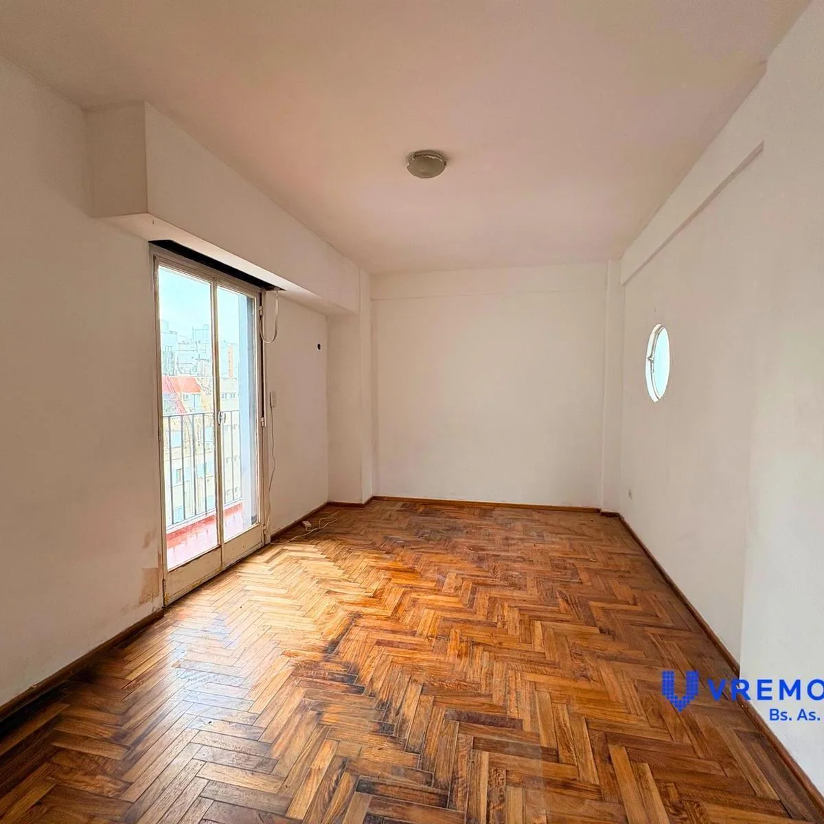 Квартира-студия с балконом в Balvanera, рядом с Av. Rivadavia