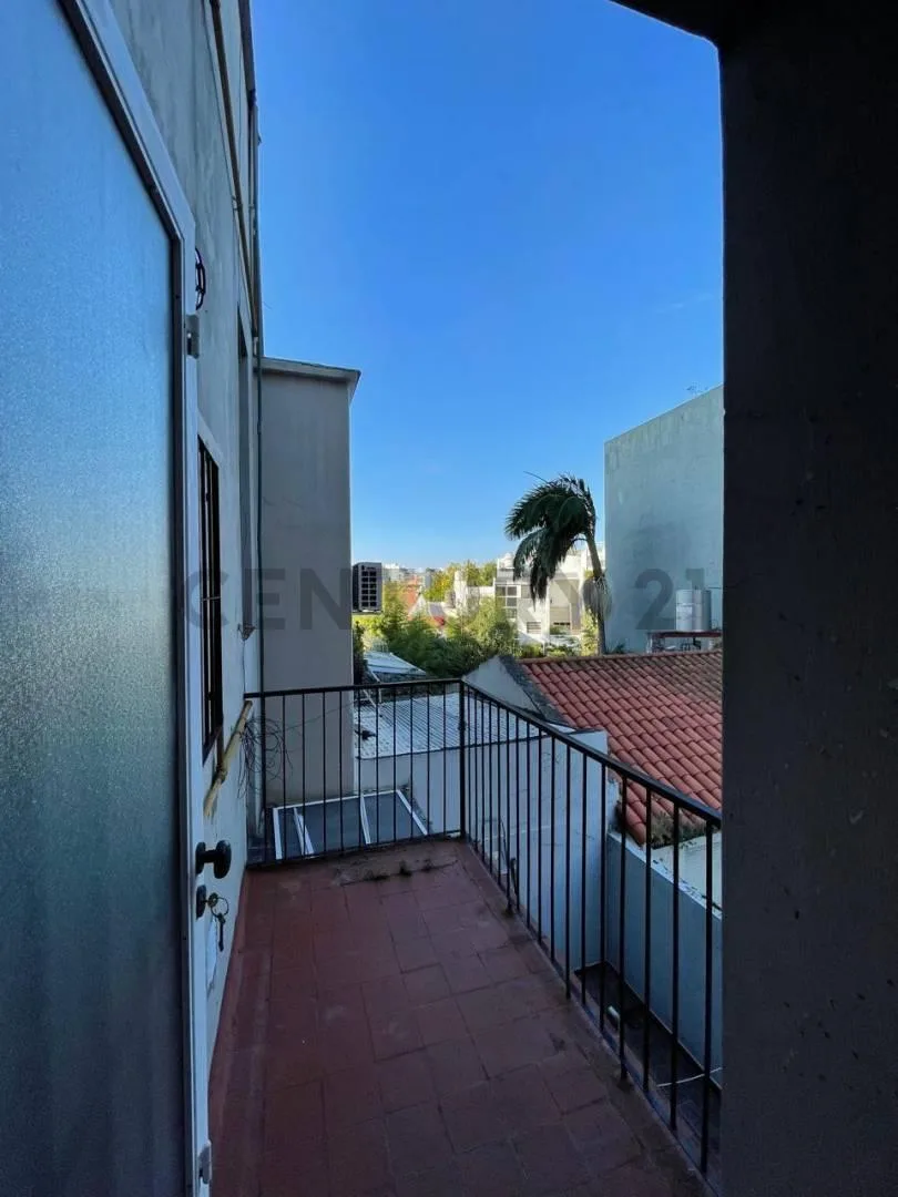 Apartamento de dois ambientes com varanda em Coghlan