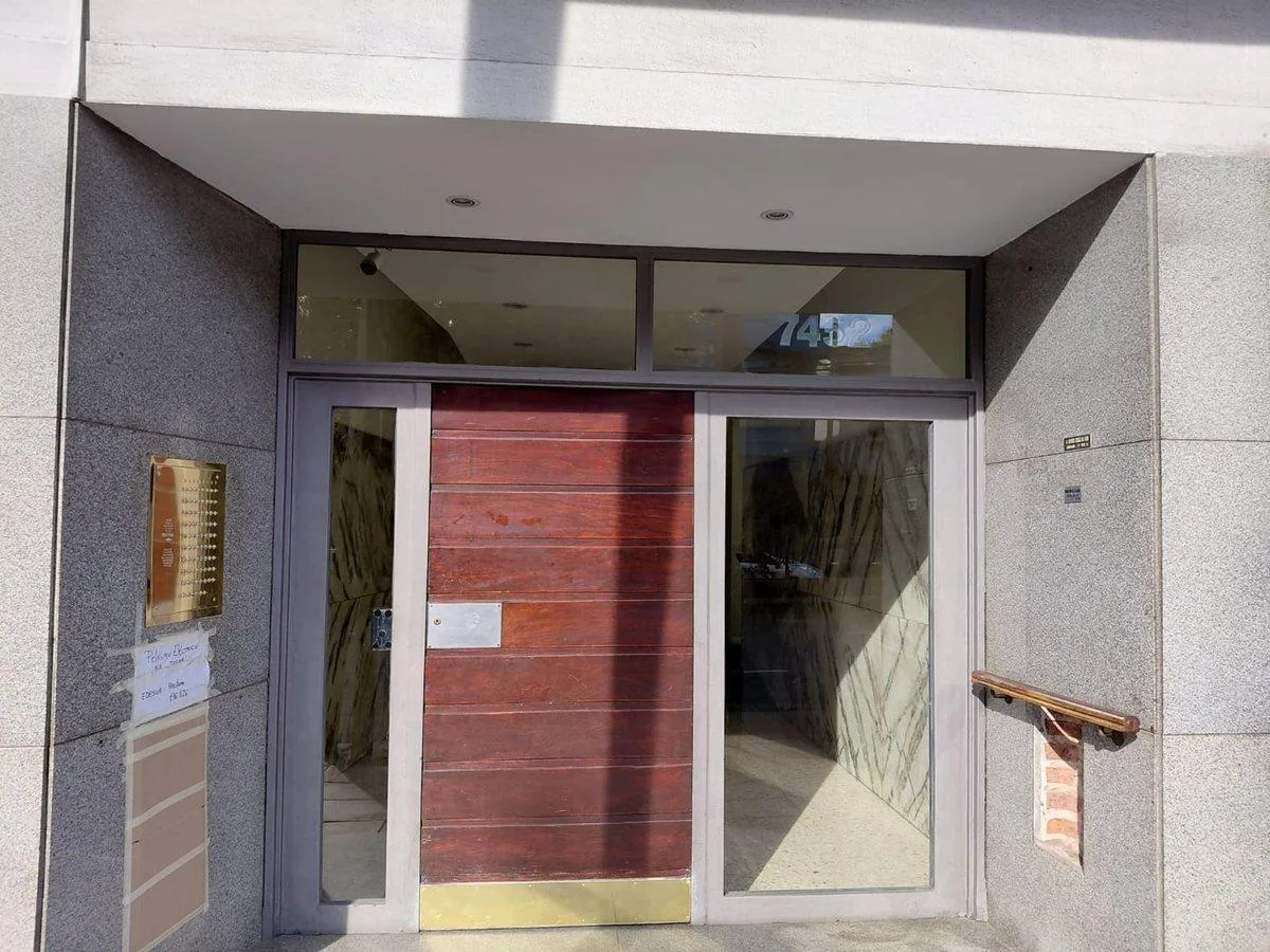 Apartamento de dois ambientes com pátio e churrasqueira em Banfield