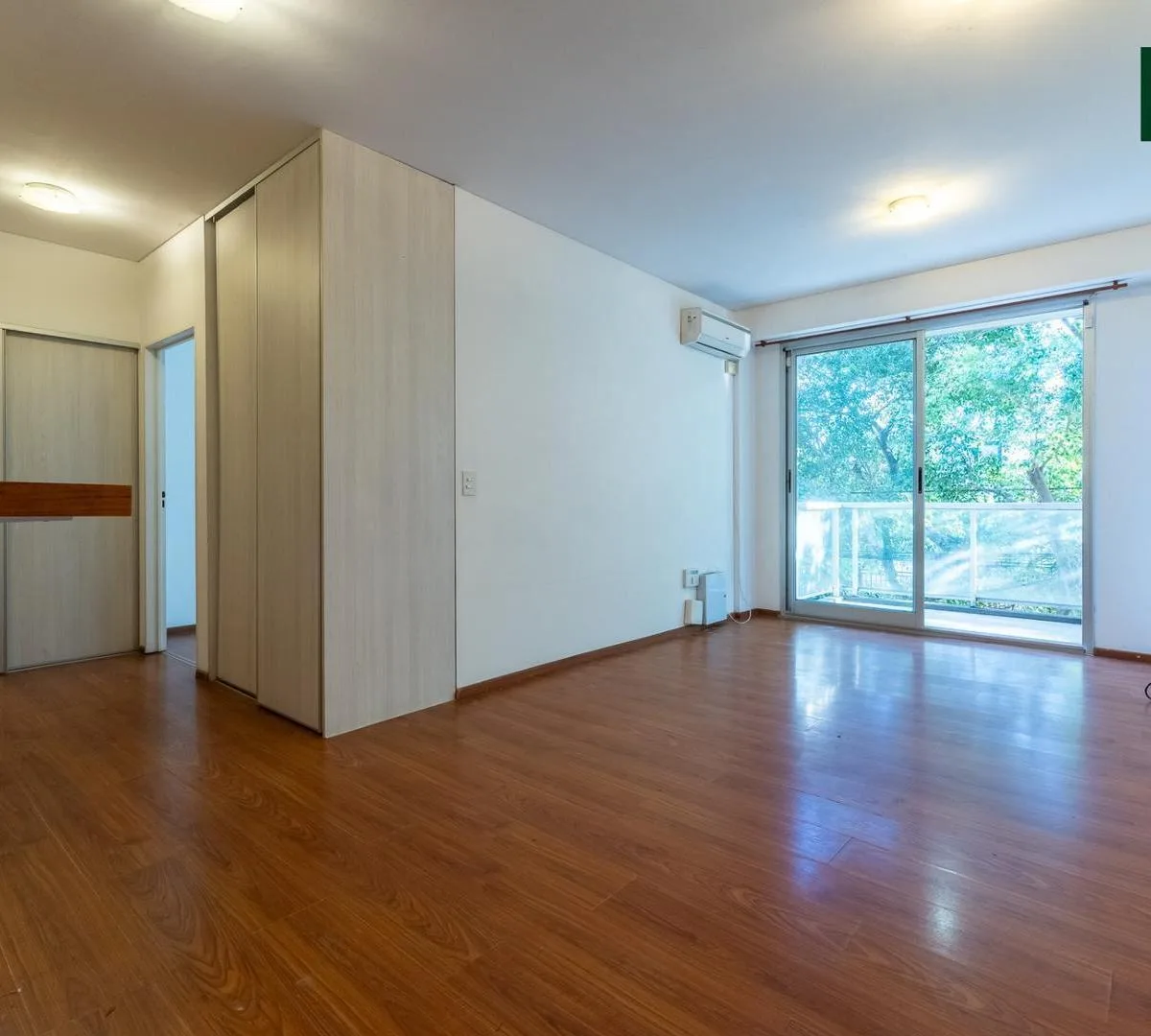 2 ambientes con balcón y cochera