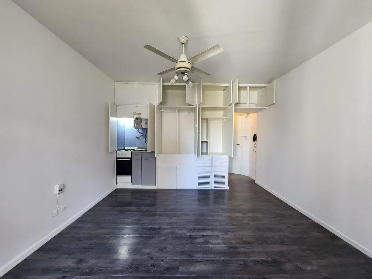 Studio apartment for rent in Monserrat