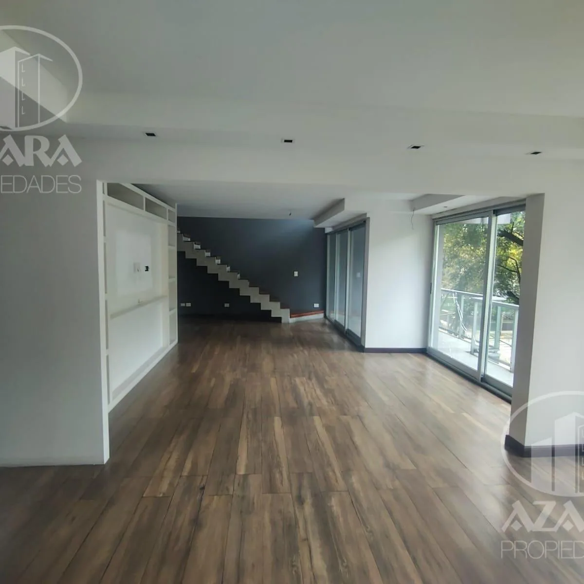 Triplex mobiliado em Olivos à beira-rio