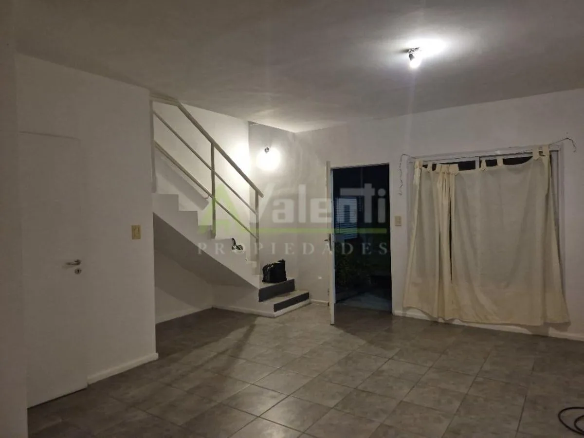 Duplex de 3 ambientes com pátio e entrada em Ituzaingó Norte