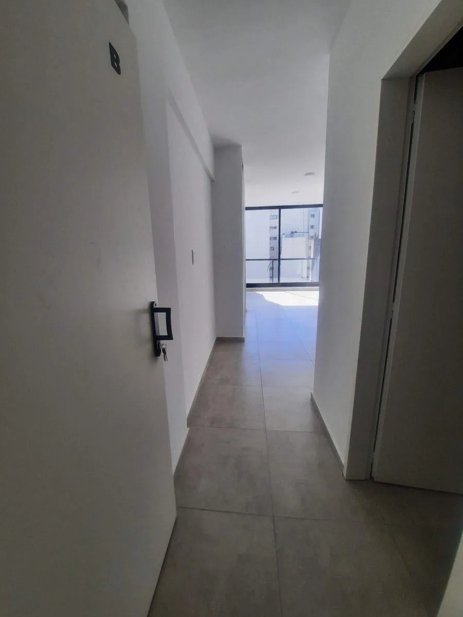 Квартира-студия с балконом уличной ориентации в Balvanera, новая