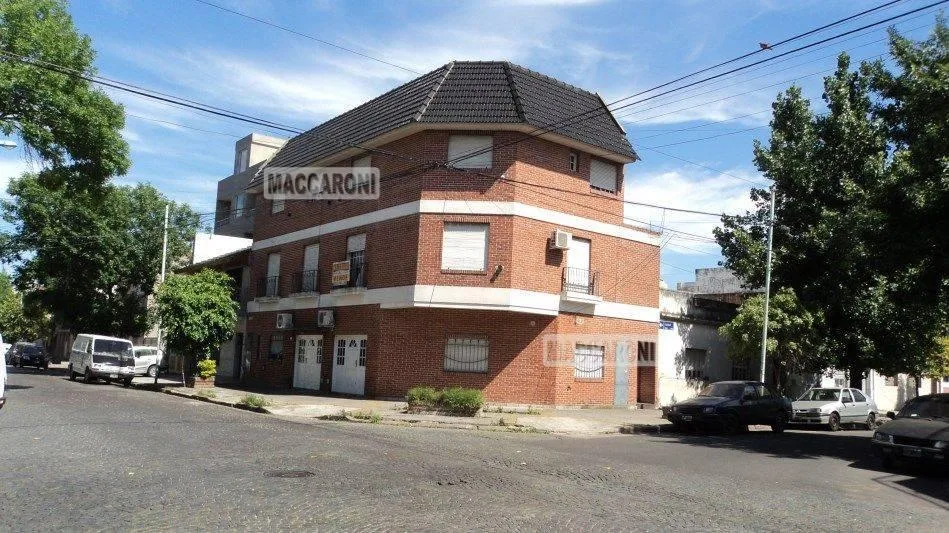 Apartamento duplex de três ambientes em Liniers