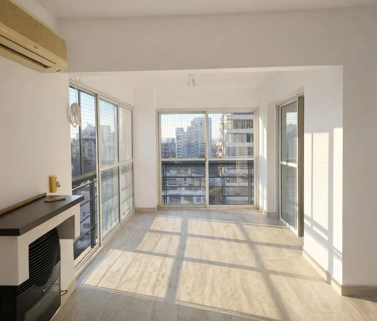 Apartamento de três ambientes com 2 dormitórios e vaga coberta em Lanús