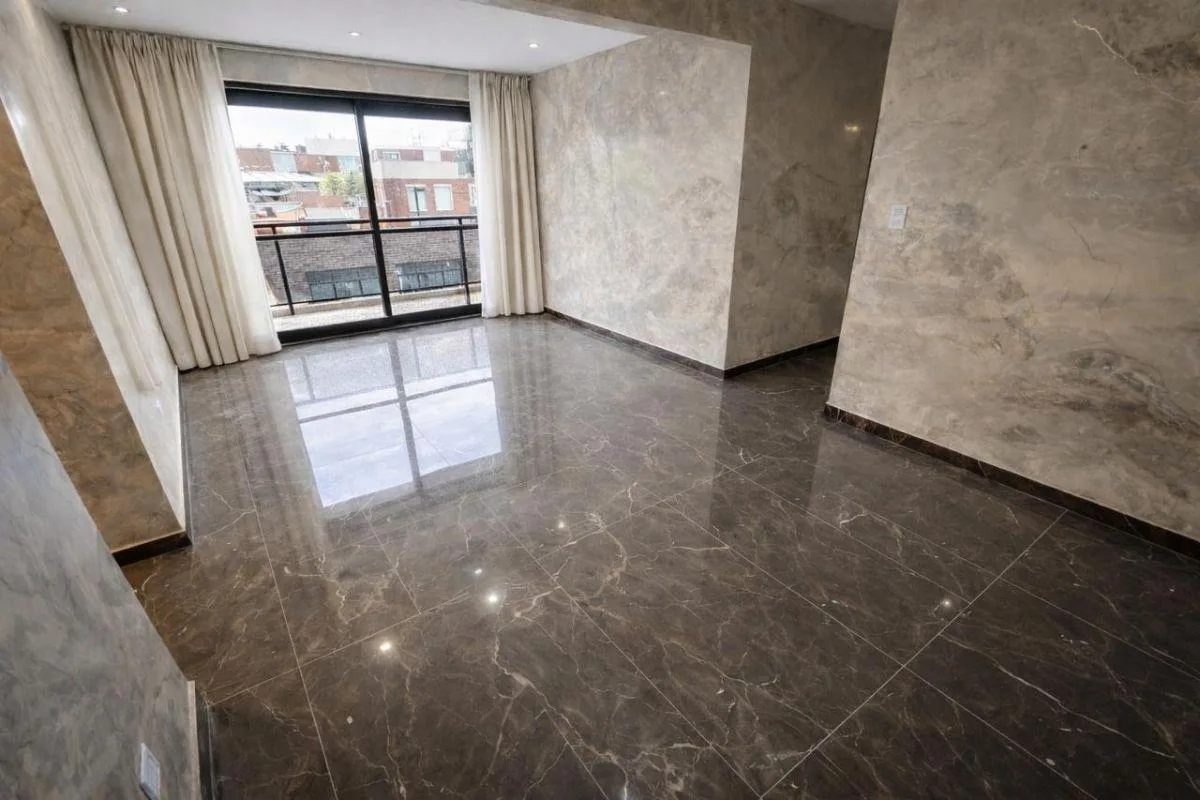 Apartamento de três ambientes reformado com varanda em Balvanera