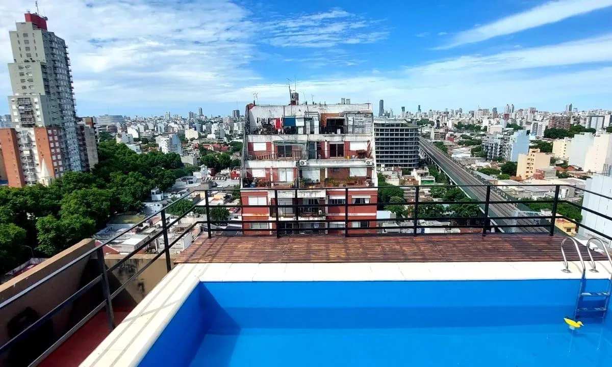 Kitnet mobiliada com varanda e piscina em Chacarita
