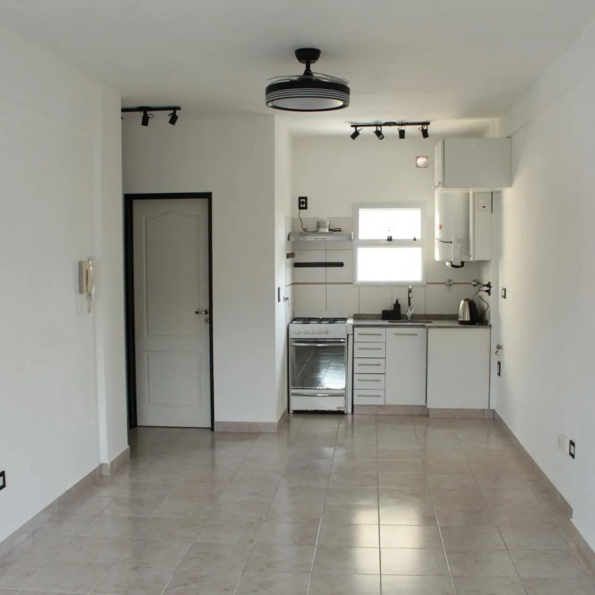 Refurbished studio apartment in Morón near Estación Castelar