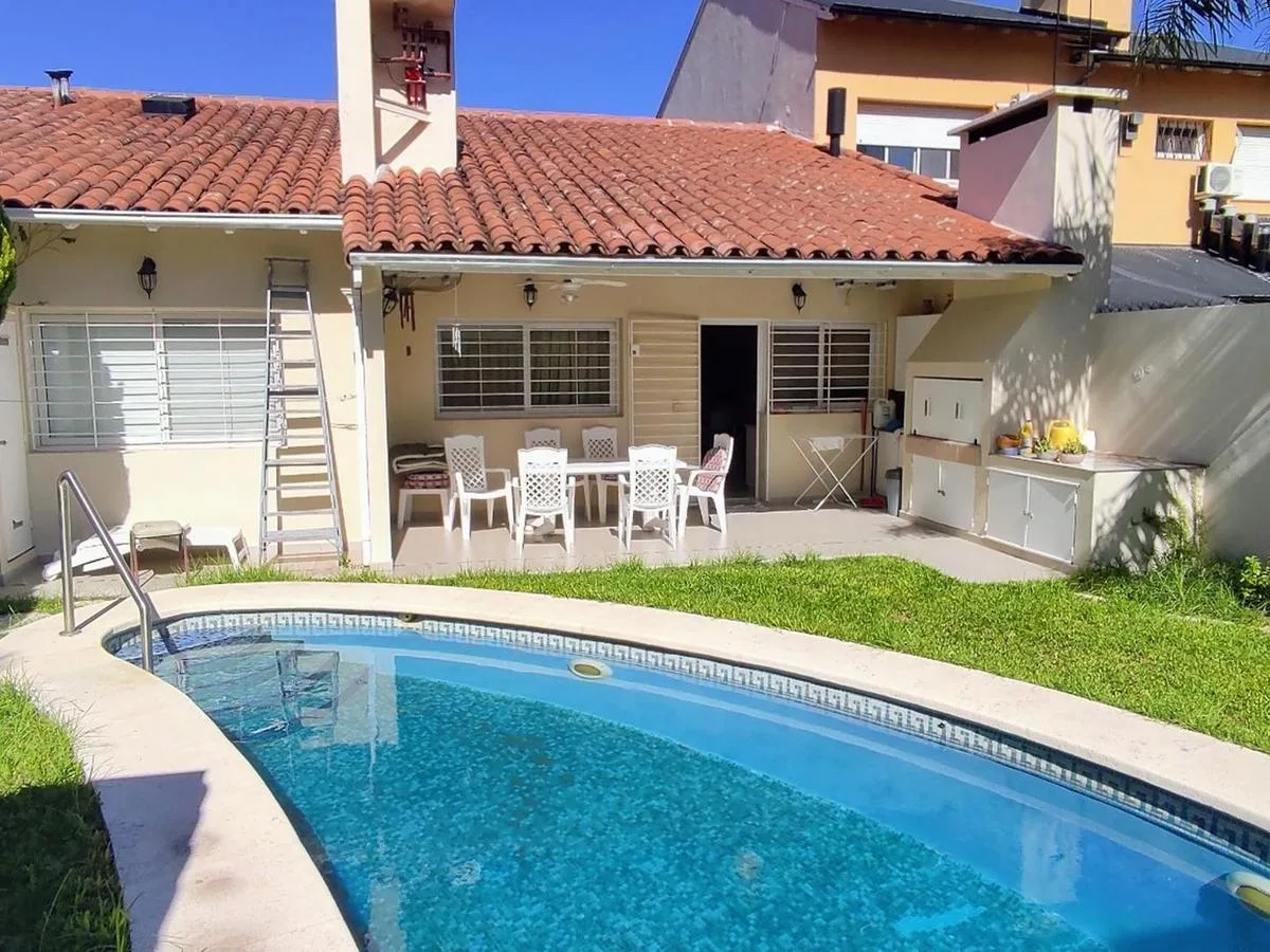 Casa mobiliada de 3 quartos com jardim, piscina e garagem em Olivos