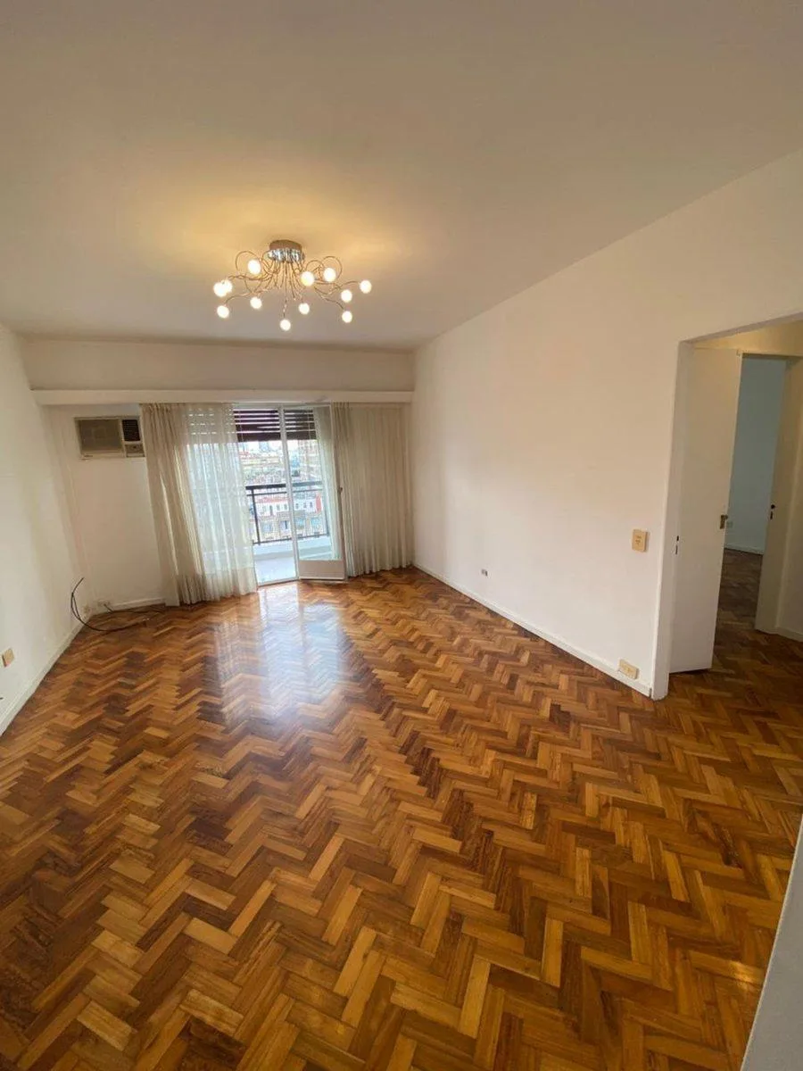 Apartamento de dois ambientes com varanda e vista aberta em Balvanera