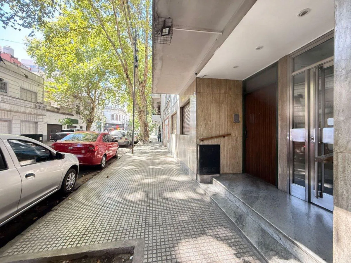 Unfurnished three-room ground-floor apartment with 50 m² patio in Flores