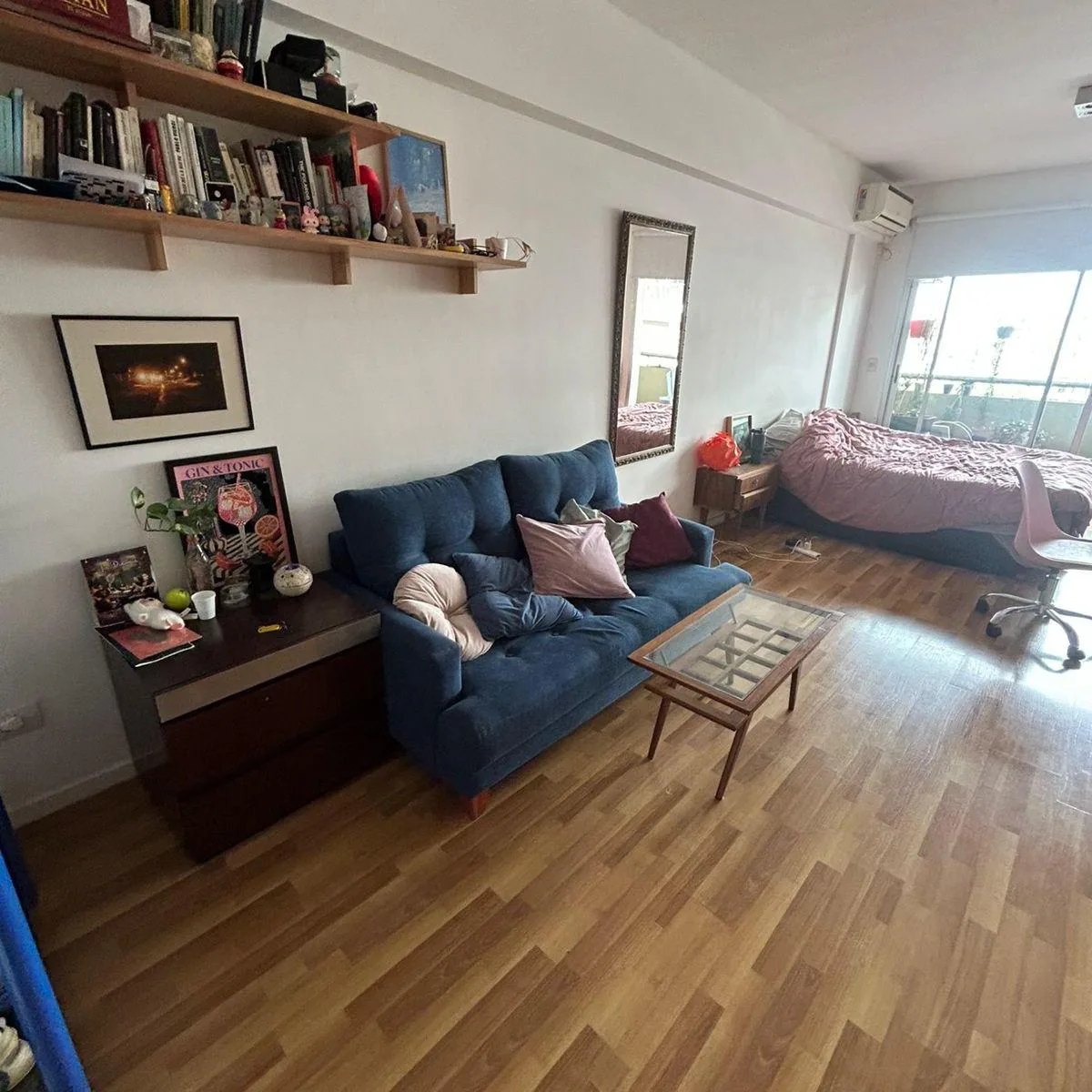 Large studio apartment with balcony in Almagro