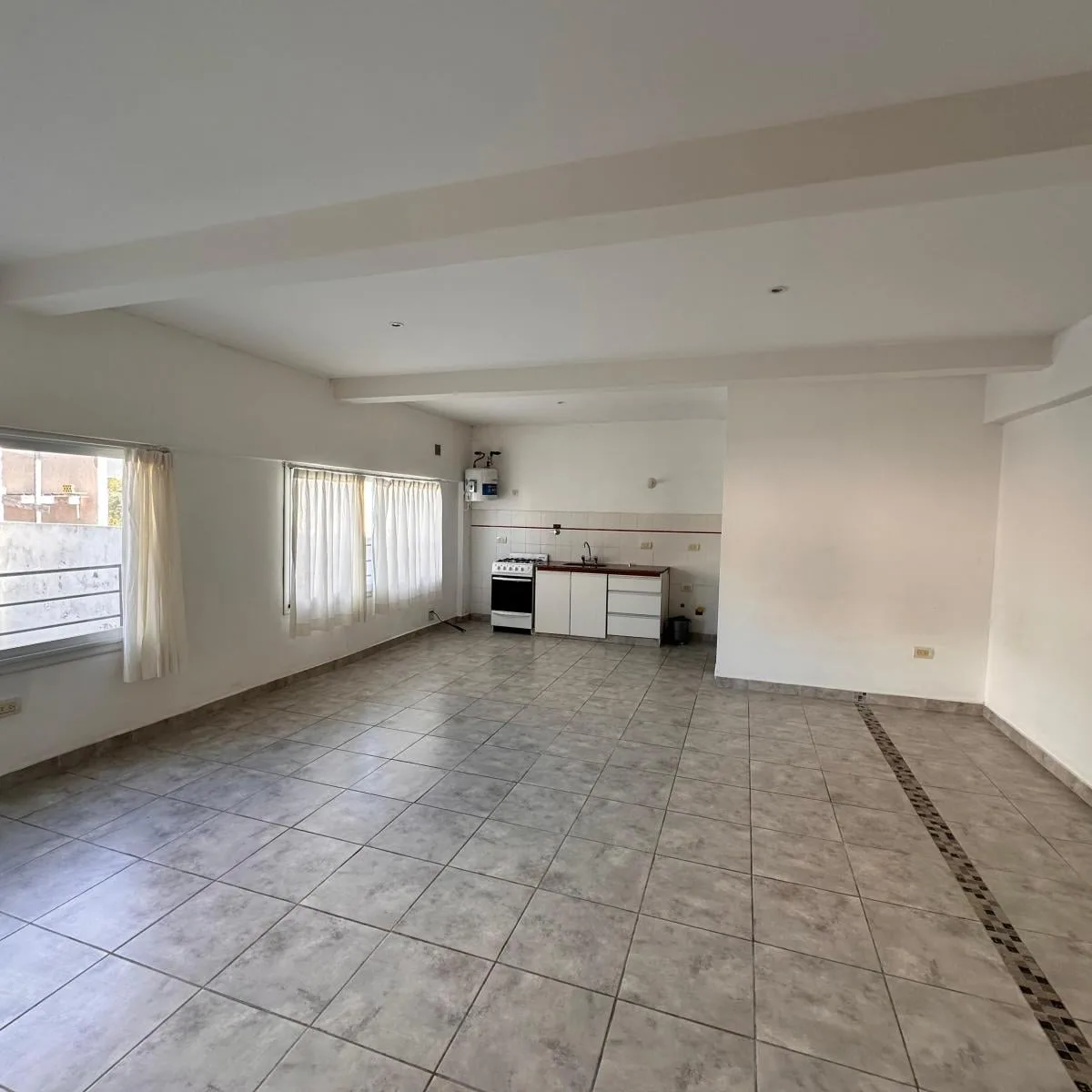 Kitnet sem mobília no primeiro andar em La Plata