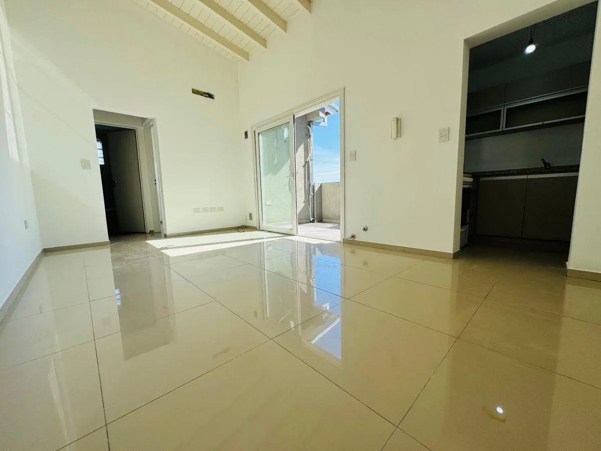 Dpto Tipo PH en 2° Piso por Escalera. Super Luminoso. con Balcon Tipo Patio. Expensas Bajas