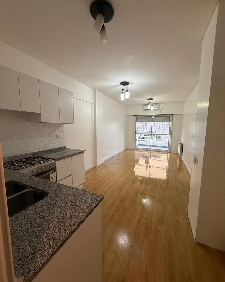 Refurbished three-room apartment with balcony in Villa Crespo