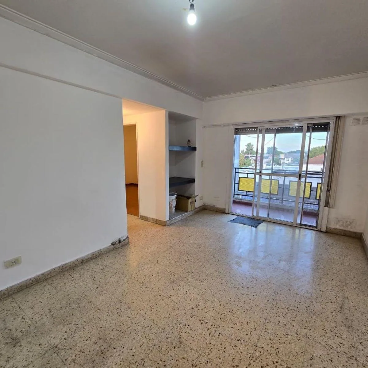 Alquiler de Departamento 3 Ambientes con Cochera - Sobre Av Alem - Monte Grande