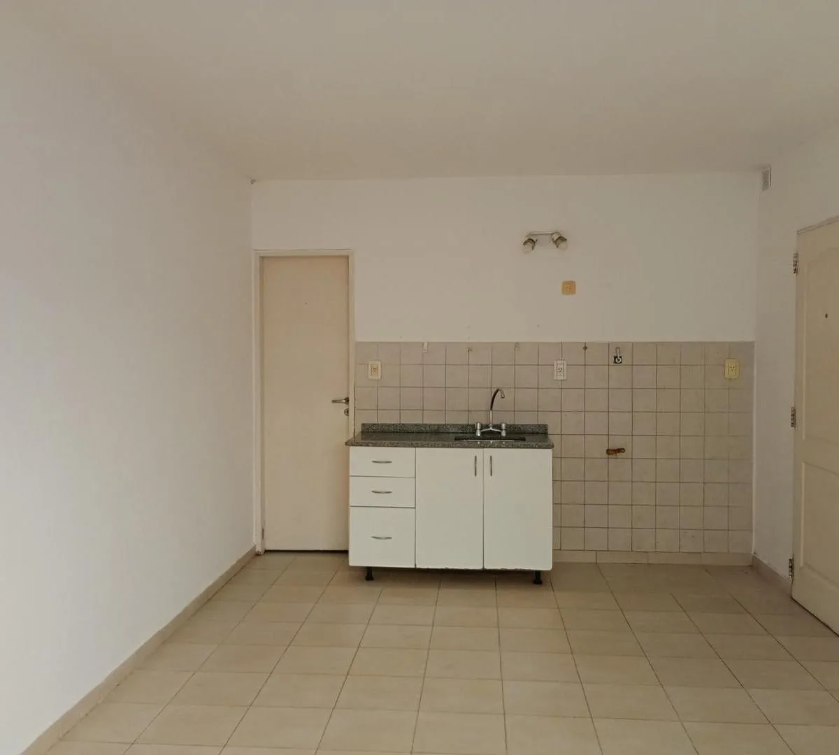 Kitnet com pátio privativo no térreo em Morón Centro