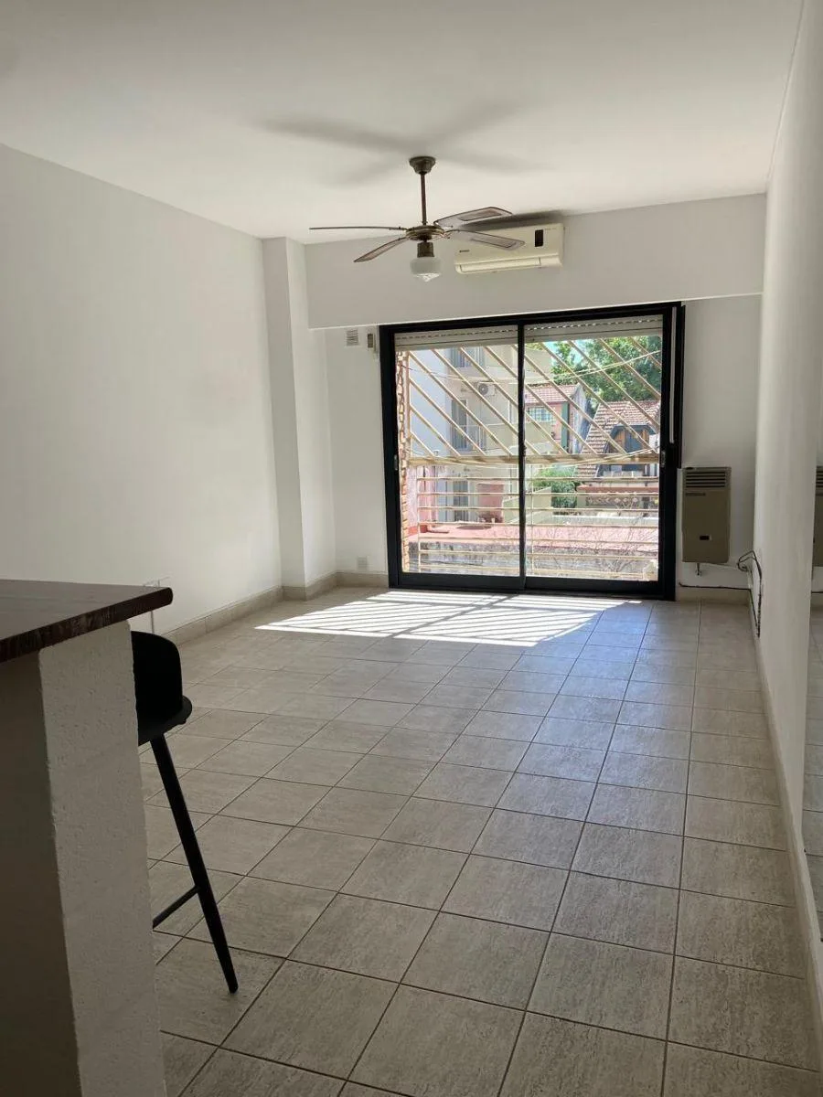 Monoambiente en Villa Urquiza con balcón francés al contrafrente