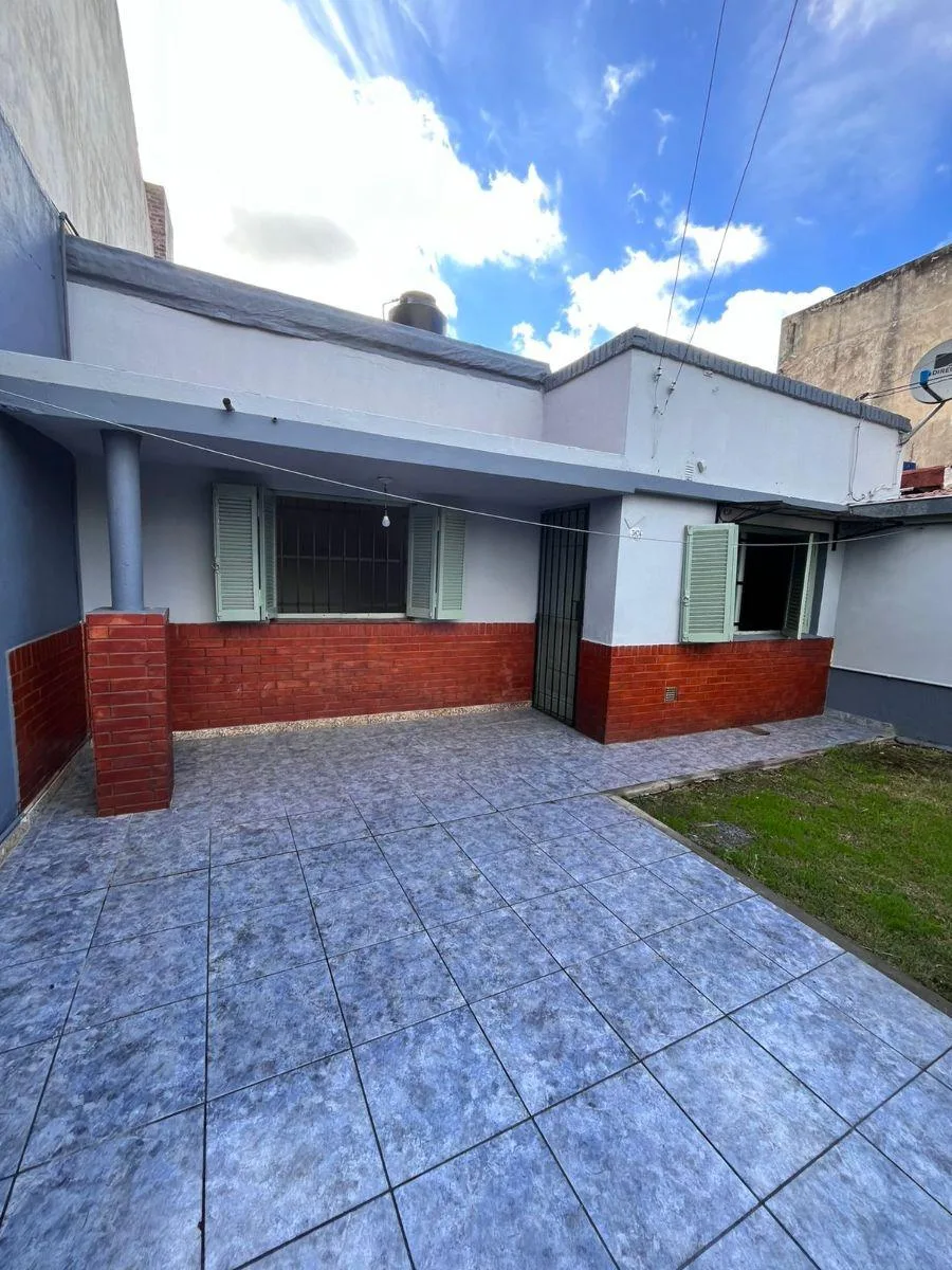 Casa de três ambientes com jardim na frente em Lanús