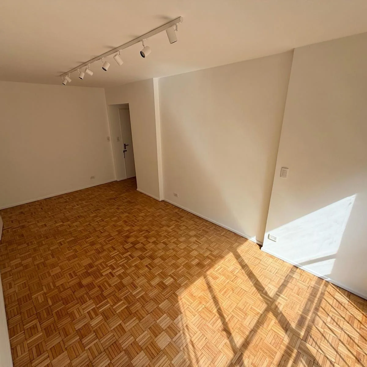 Departamento de 3 ambientes con dependencia/escritorio en Recoleta