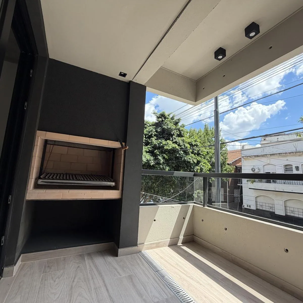 Departamento de 3 ambientes con parrilla y cochera en Coghlan