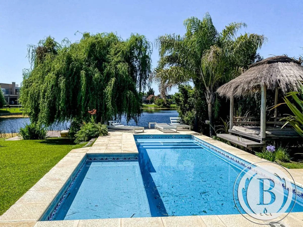 Modern four-bedroom house with lagoon access in Tigre