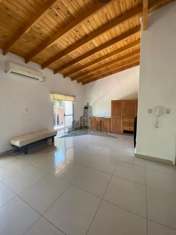 Kitnet de 1 ambiente no primeiro andar por escada em Tres de Febrero