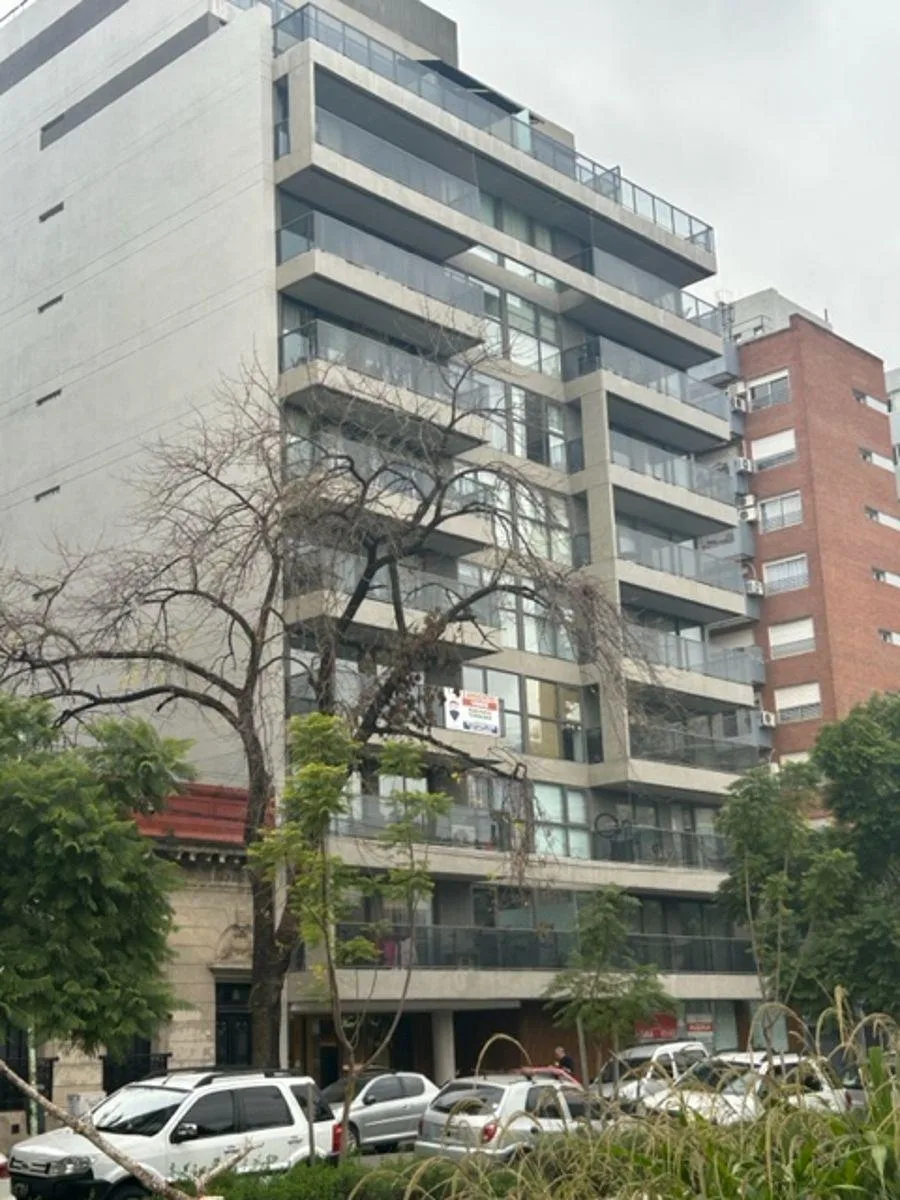 Трёхкомнатная квартира с мебелью и парковкой в Colegiales