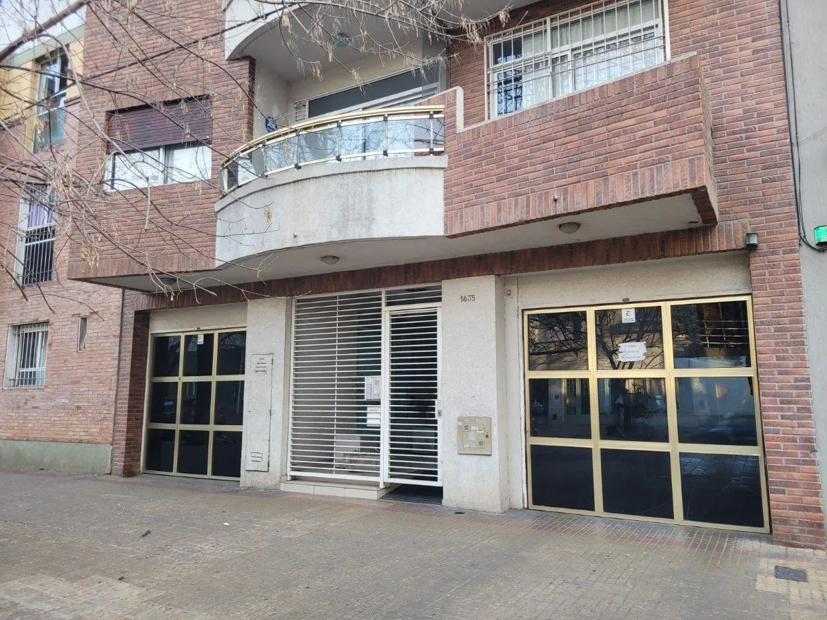 Apartamento de um quarto com varanda de frente em La Plata