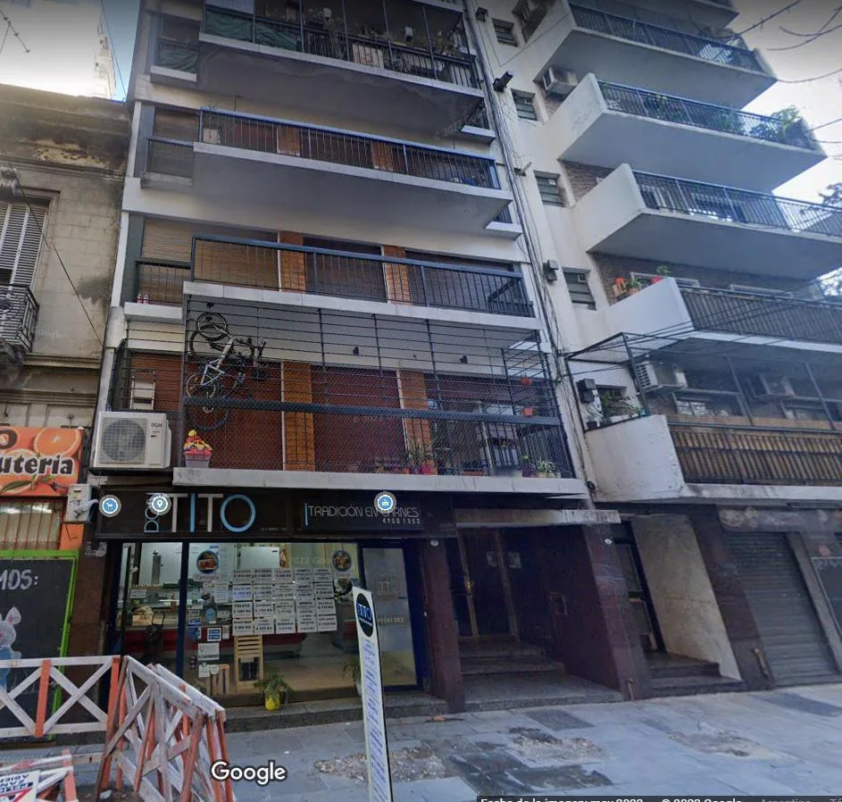 Departamento de 2 ambientes lateral en Almagro con balcón francés