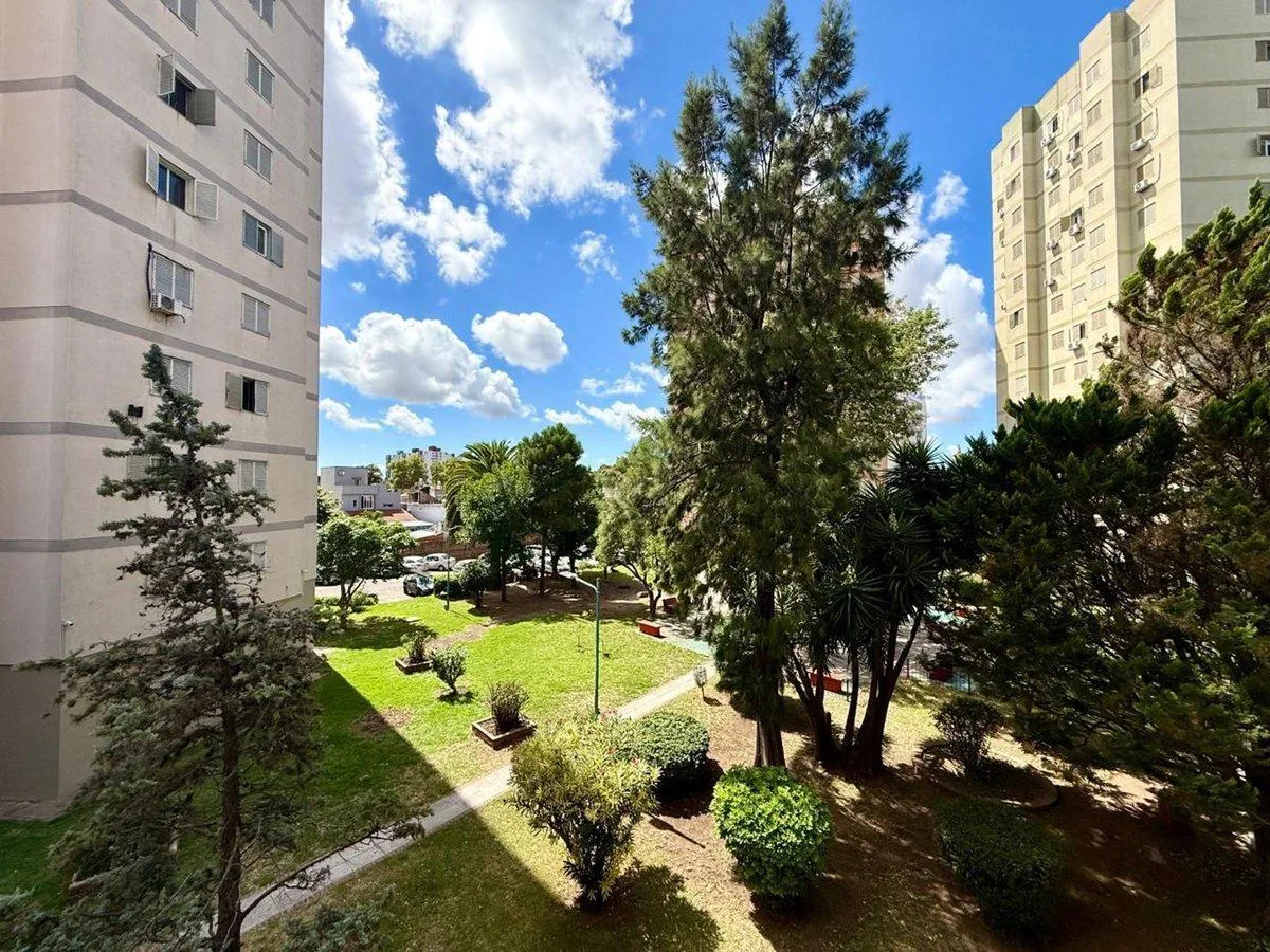 Apartamento de quatro ambientes com varanda em Tres de Febrero